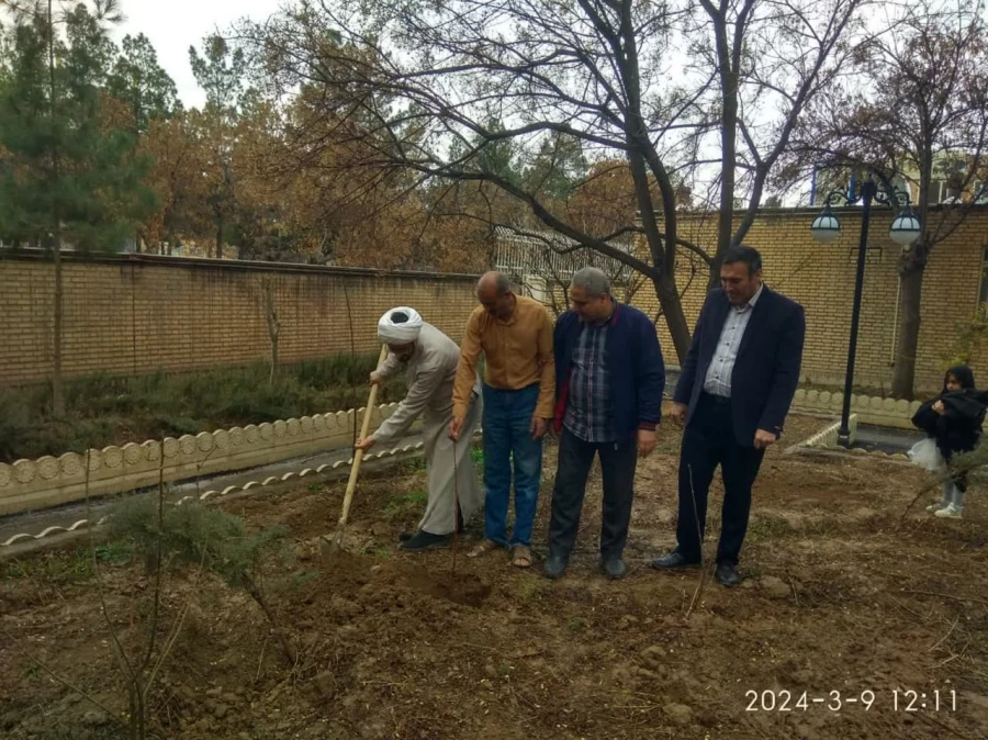 همزمان با روز درختکاری انجام شد : 
غرس سه عدد نهال مثمر در محوطه دانشگاه فرهنگیان واحد دانشور  4