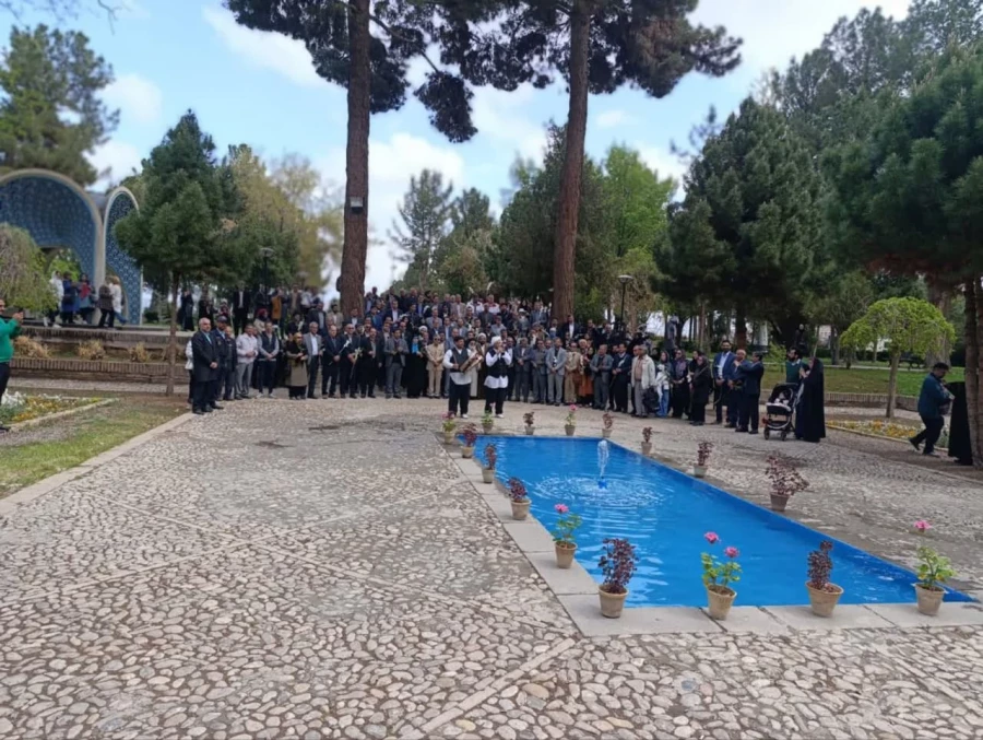 همزمان با روز ملی عطار نیشابوری برگزار شد : 
حضور اساتید و کارکنان دانشگاه فرهنگیان در آئین گلباران مقبره عطار نیشابوری 3