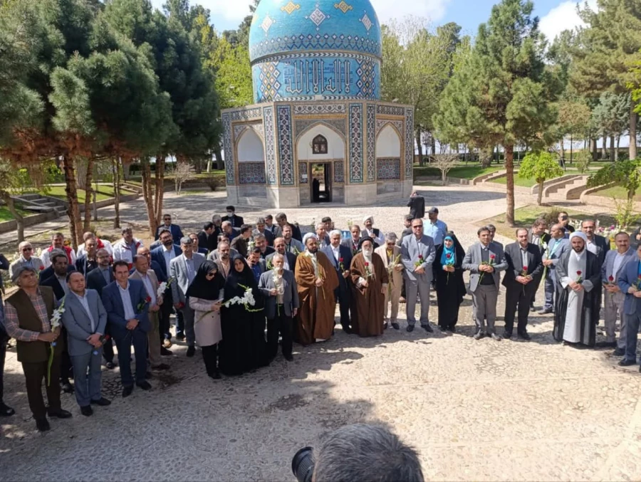 همزمان با روز ملی عطار نیشابوری برگزار شد : 
حضور اساتید و کارکنان دانشگاه فرهنگیان در آئین گلباران مقبره عطار نیشابوری 4