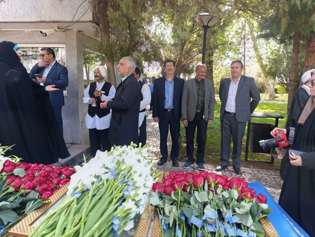 همزمان با روز ملی عطار نیشابوری برگزار شد : 
حضور اساتید و کارکنان دانشگاه فرهنگیان در آئین گلباران مقبره عطار نیشابوری 5