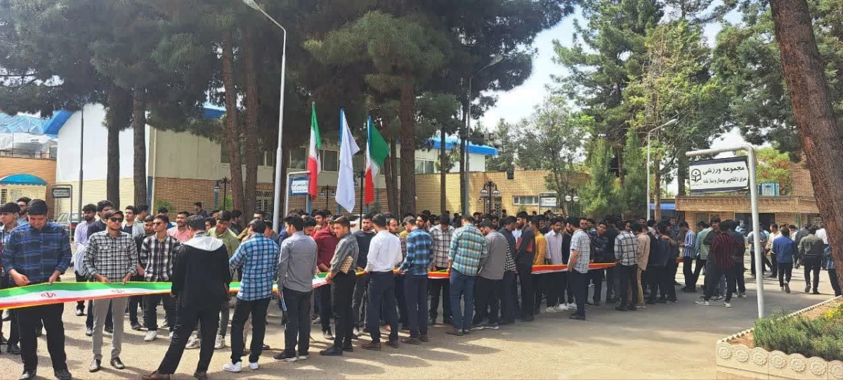 در پی اعلام حمایت از عملیات سپاه پاسداران انقلاب اسلامی  و وعده صادق صورت گرفت : 
اجتماع بزرگ دانشجویان واحد دانشور نیشابور  3