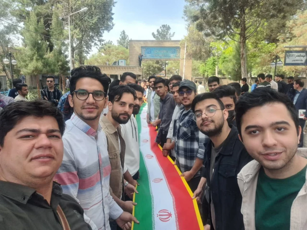 در پی اعلام حمایت از عملیات سپاه پاسداران انقلاب اسلامی  و وعده صادق صورت گرفت : 
اجتماع بزرگ دانشجویان واحد دانشور نیشابور  5