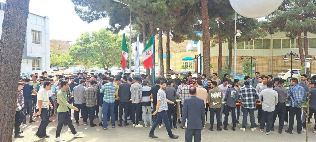 در پی اعلام حمایت از عملیات سپاه پاسداران انقلاب اسلامی  و وعده صادق صورت گرفت : 
اجتماع بزرگ دانشجویان واحد دانشور نیشابور  6