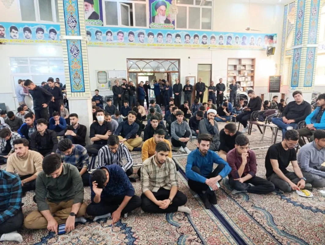 با حضور خانواده  دانشجو معلم فقید زنده یاد حجت فتاح زاده برگزار شد : 
حضور پرشور اساتید ، کارکنان و اساتید واحد دانشور در مراسم یادبود و ترحیم مرحوم فتاح زاده  3