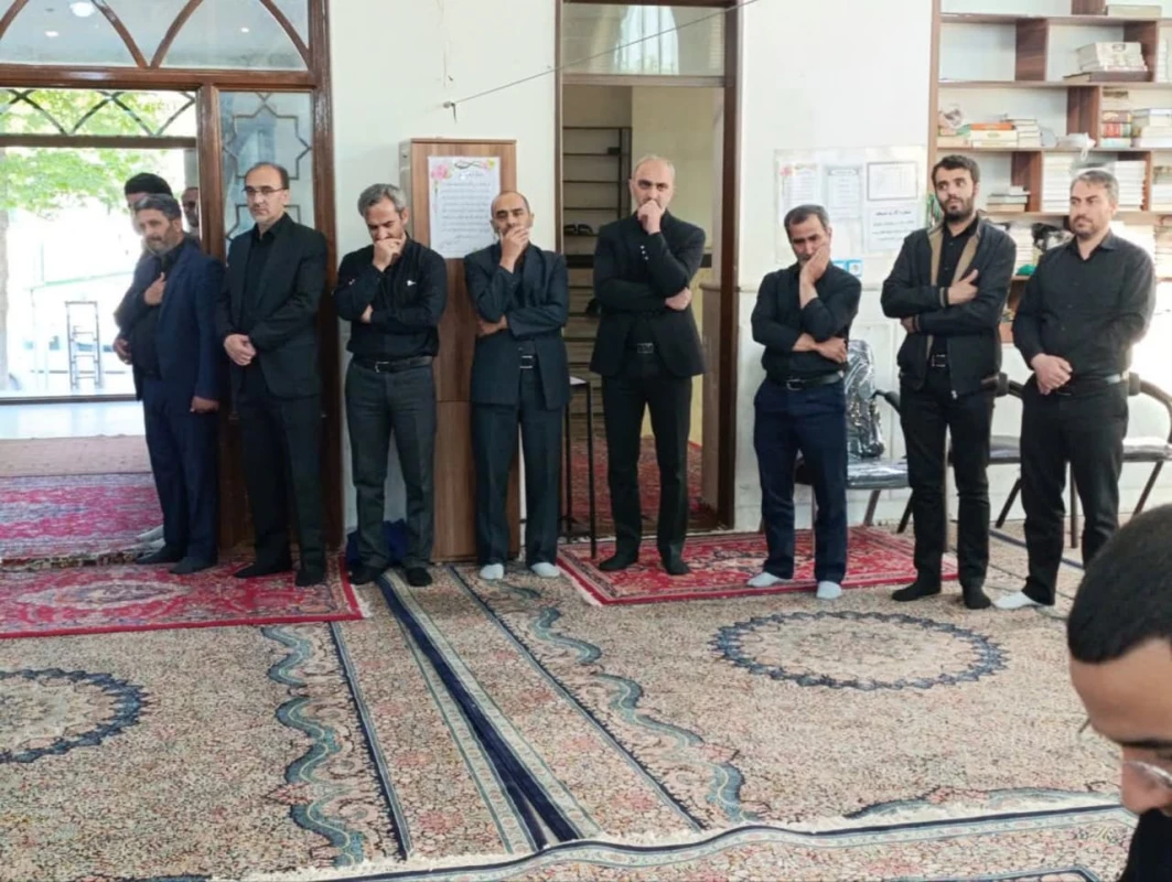 با حضور خانواده  دانشجو معلم فقید زنده یاد حجت فتاح زاده برگزار شد : 
حضور پرشور اساتید ، کارکنان و اساتید واحد دانشور در مراسم یادبود و ترحیم مرحوم فتاح زاده  8