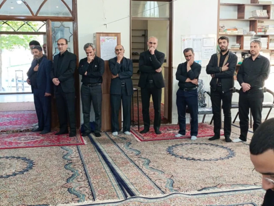 با حضور خانواده  دانشجو معلم فقید زنده یاد حجت فتاح زاده برگزار شد : 
حضور پرشور اساتید ، کارکنان و اساتید واحد دانشور در مراسم یادبود و ترحیم مرحوم فتاح زاده  8