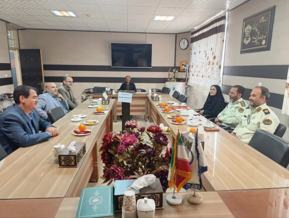 همزمان با دهه سرآمدی آموزش انجام شد : 
حضور سرهنگ سوقندی فرمانده کلانتری 12 شهرستان نیشابور و همکاران در واحد دانشور 