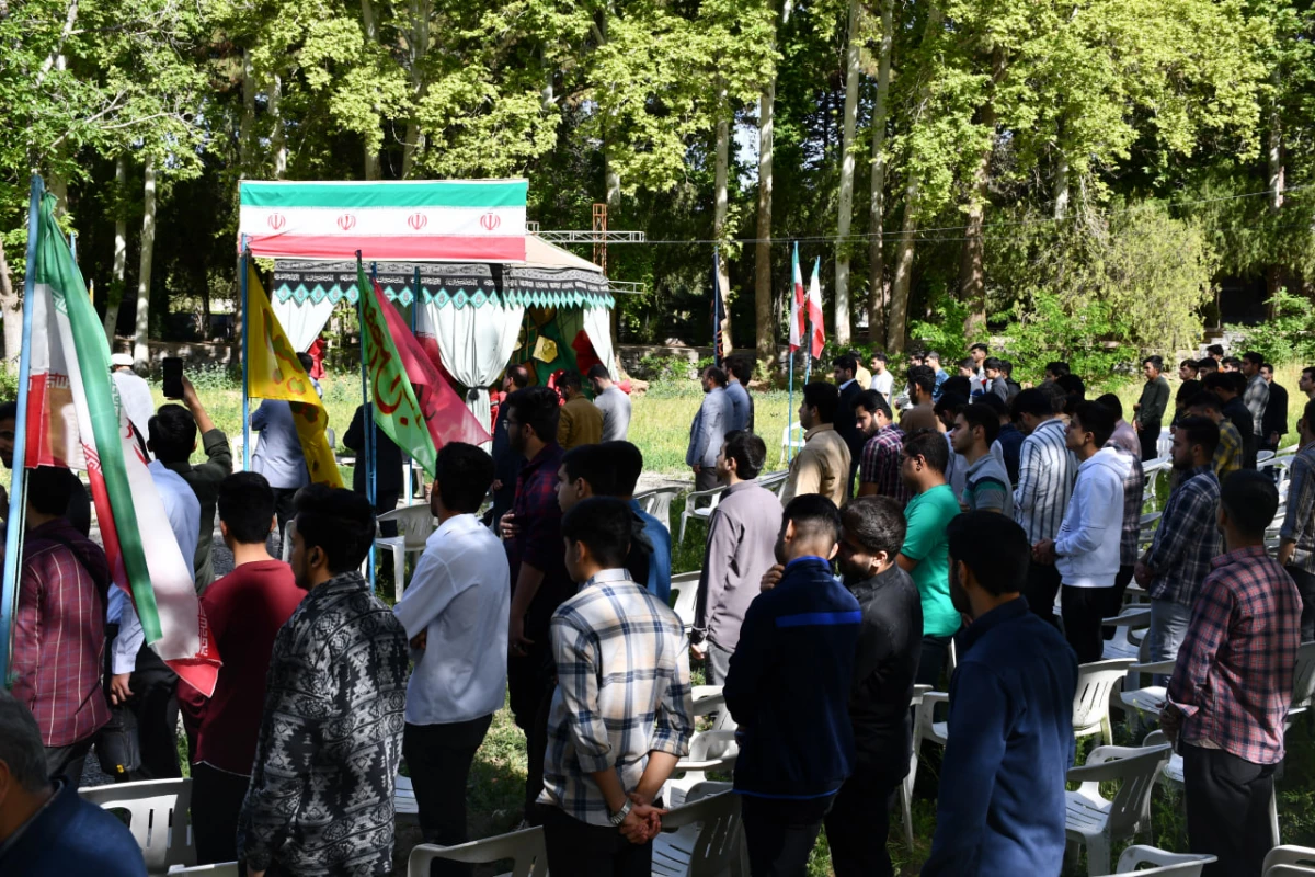 همزمان با دهه سرآمدی آموزش و با حضور پرشور دانشجویان و اساتید واحد دانشور برگزار شد : 
جشن بزرگ ((سپاس معلم))    3