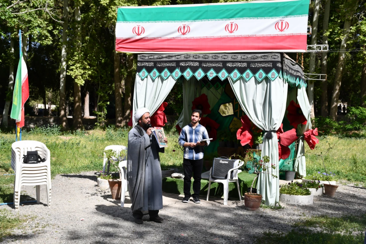 همزمان با دهه سرآمدی آموزش و با حضور پرشور دانشجویان و اساتید واحد دانشور برگزار شد : 
جشن بزرگ ((سپاس معلم))    4
