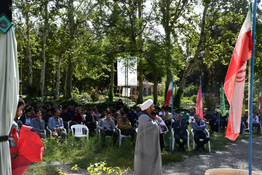 همزمان با دهه سرآمدی آموزش و با حضور پرشور دانشجویان و اساتید واحد دانشور برگزار شد : 
جشن بزرگ ((سپاس معلم))    5