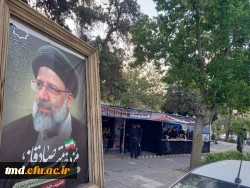 همزمان با شهادت خادم الرضا (ع) حضرت آیت الله رئیسی و همراهان صورت گرفت : 
ایستگاه صلواتی پذیرایی چای و شربت و تکریم عزاداران شهید جمهور 3