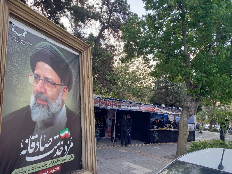 همزمان با شهادت خادم الرضا (ع) حضرت آیت الله رئیسی و همراهان صورت گرفت : 
ایستگاه صلواتی پذیرایی چای و شربت و تکریم عزاداران شهید جمهور 3