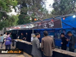 همزمان با شهادت خادم الرضا (ع) حضرت آیت الله رئیسی و همراهان صورت گرفت : 
ایستگاه صلواتی پذیرایی چای و شربت و تکریم عزاداران شهید جمهور 4