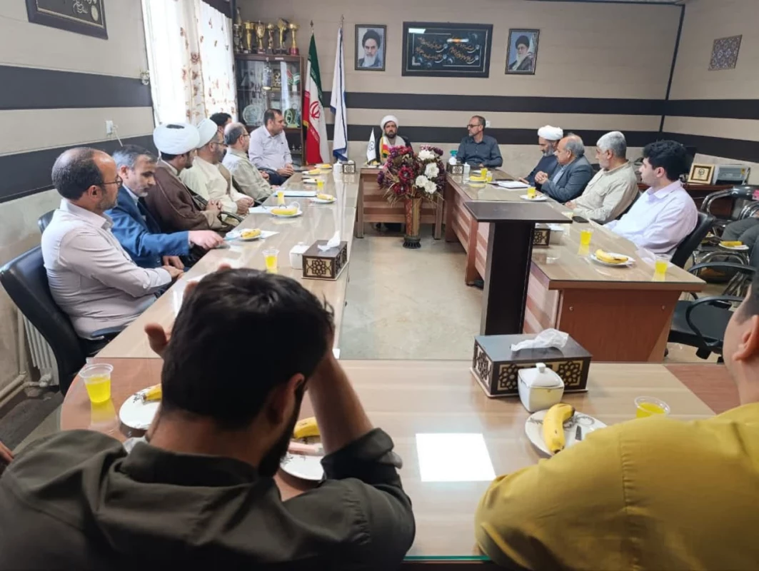 همزمان با روز بسیج اساتید و در آستانه انتخابات ریاست جمهوری برگزار شد : 
جلسه گفتگوی صریح  اساتید و دانشجویان در خصوص شاخص های یک رئیس جمهور 4