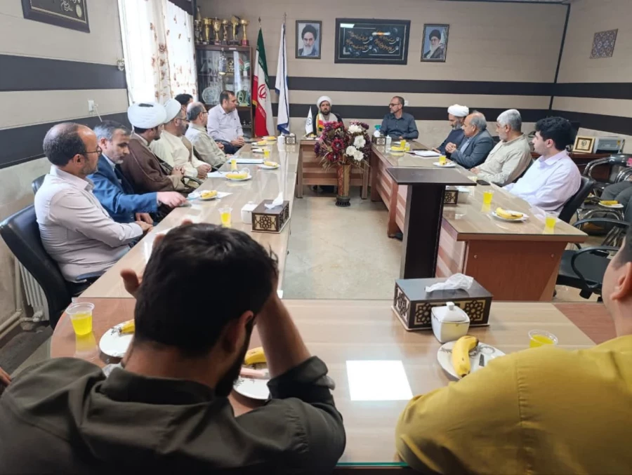 همزمان با روز بسیج اساتید و در آستانه انتخابات ریاست جمهوری برگزار شد : 
جلسه گفتگوی صریح  اساتید و دانشجویان در خصوص شاخص های یک رئیس جمهور 4