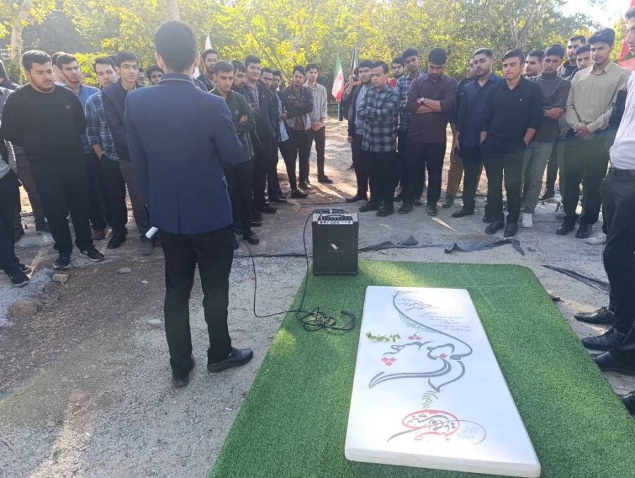 همزمان با ورود دانشجویان ورودی 1403 برگزار شد . 
آئین  استقبال از دانشجویان جدید الورود و مراسم آغازین سال تحصیلی 1404-1403 3