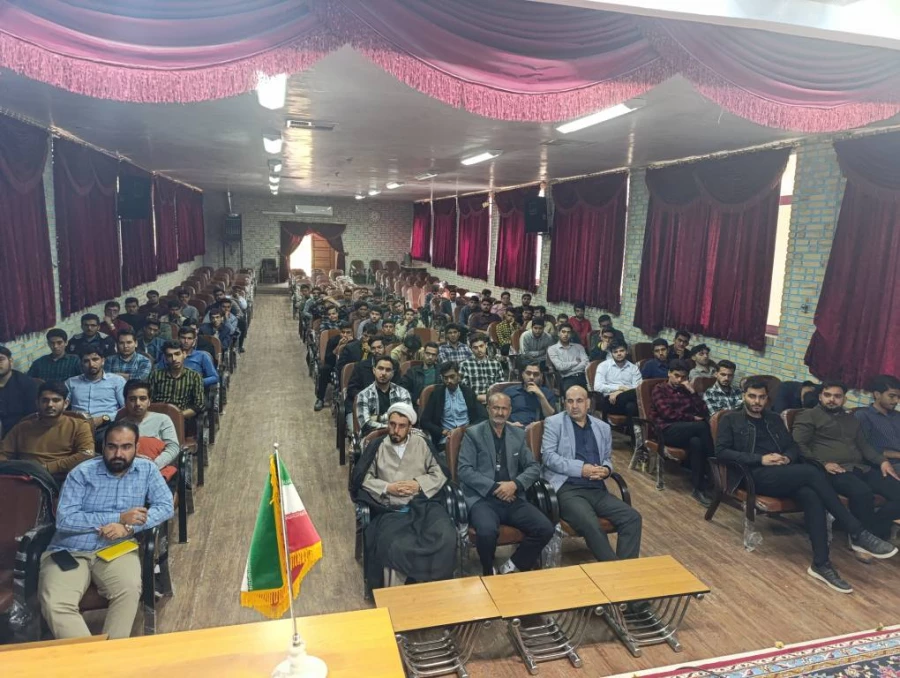 همزمان با ورود دانشجویان ورودی 1403 برگزار شد . 
آئین  استقبال از دانشجویان جدید الورود و مراسم آغازین سال تحصیلی 1404-1403 5