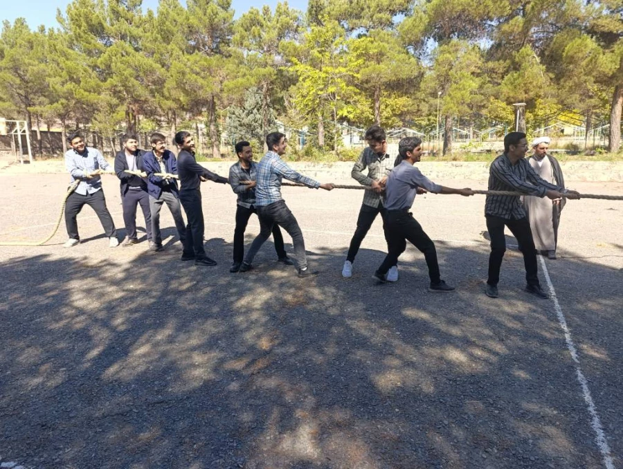 همزمان با ورود دانشجویان ورودی 1403 برگزار شد . 
آئین  استقبال از دانشجویان جدید الورود و مراسم آغازین سال تحصیلی 1404-1403 6