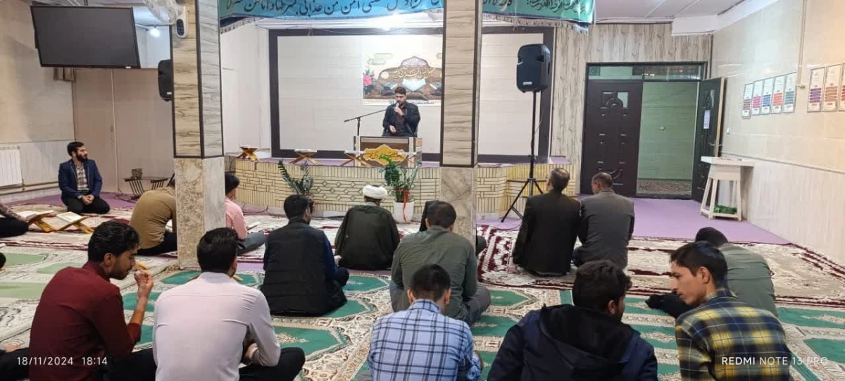 در پی اهدای قرآن از سوی دفتر مقام معظم رهبری به دانشجویان انجام شد : 
برپایی محفل بزرگ قرآنی و تجلیل از اساتید و قاریان و حافظان برتر دانشجویی در حوزه قرآن  5