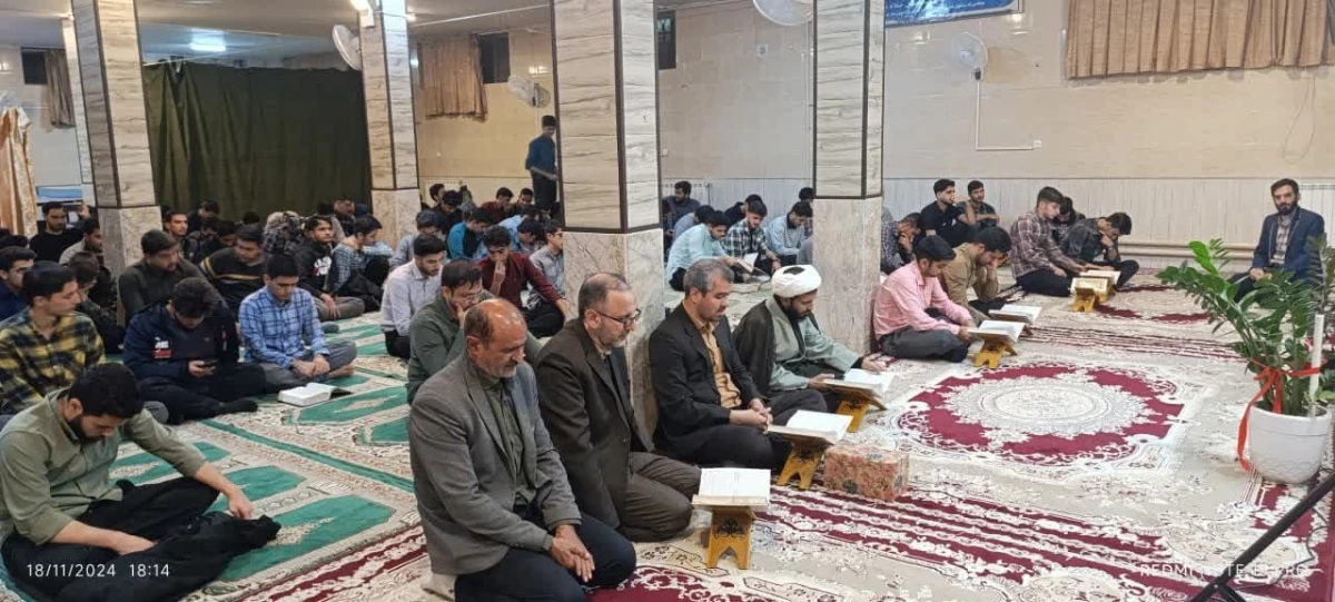 در پی اهدای قرآن از سوی دفتر مقام معظم رهبری به دانشجویان انجام شد : 
برپایی محفل بزرگ قرآنی و تجلیل از اساتید و قاریان و حافظان برتر دانشجویی در حوزه قرآن  6