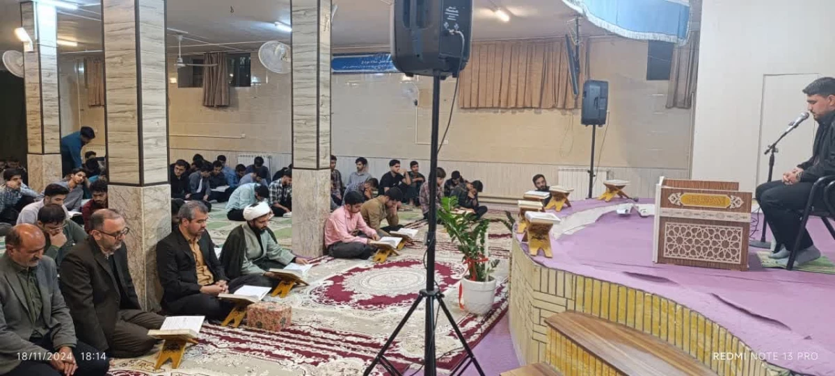 در پی اهدای قرآن از سوی دفتر مقام معظم رهبری به دانشجویان انجام شد : 
برپایی محفل بزرگ قرآنی و تجلیل از اساتید و قاریان و حافظان برتر دانشجویی در حوزه قرآن  7