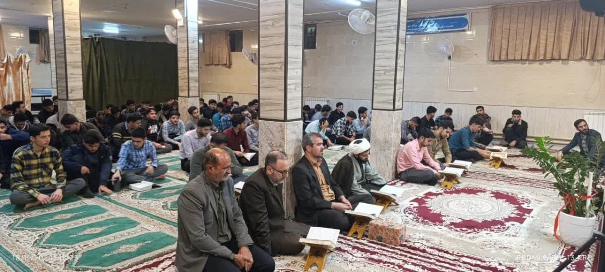 در پی اهدای قرآن از سوی دفتر مقام معظم رهبری به دانشجویان انجام شد : 
برپایی محفل بزرگ قرآنی و تجلیل از اساتید و قاریان و حافظان برتر دانشجویی در حوزه قرآن  8