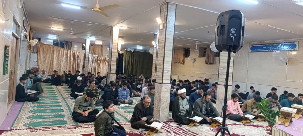در پی اهدای قرآن از سوی دفتر مقام معظم رهبری به دانشجویان انجام شد : 
برپایی محفل بزرگ قرآنی و تجلیل از اساتید و قاریان و حافظان برتر دانشجویی در حوزه قرآن  11