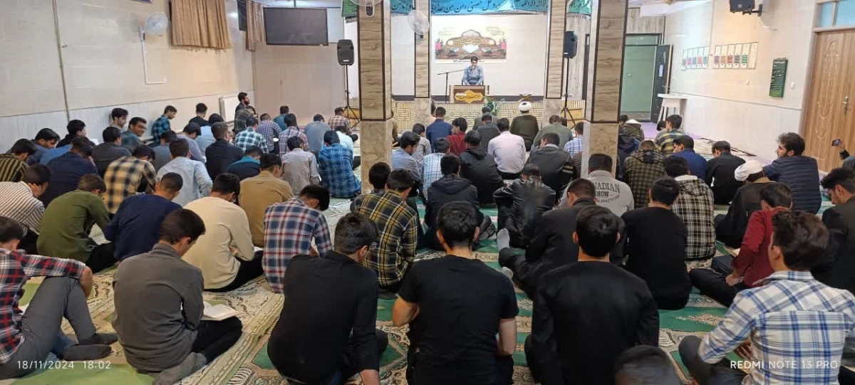 در پی اهدای قرآن از سوی دفتر مقام معظم رهبری به دانشجویان انجام شد : 
برپایی محفل بزرگ قرآنی و تجلیل از اساتید و قاریان و حافظان برتر دانشجویی در حوزه قرآن  15