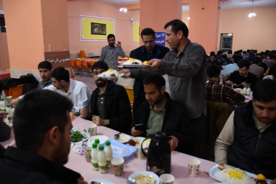 همزمان با ایام ماه مبارک رمضان انجام شد : 
محفل انس با قرآن و ضیافت افطار ویژه دانشجویان واحد دانشور  6