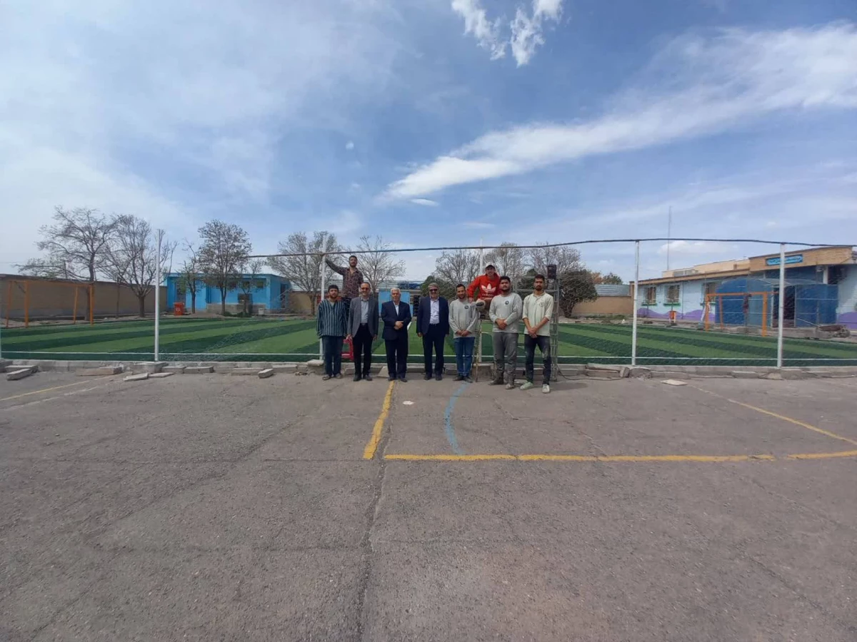 با حضور در جمع اردوی جهادی انجام شد : 
بازدید فرماندار و رئیس آموزش و پرورش شهرستان فیروزه از اردوی جهادی دانشجویان واحد دانشور  3