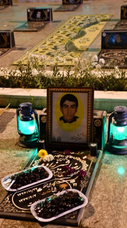 همزمان با ایام فرارسیدن شهادت حضرت امام جعفر صادق (ع) برگزار شد : 
مراسم یادمان شهید رضا شیرزاده دانشجو معلم در محل گلزار شهدای شهرستان نیشابور  5