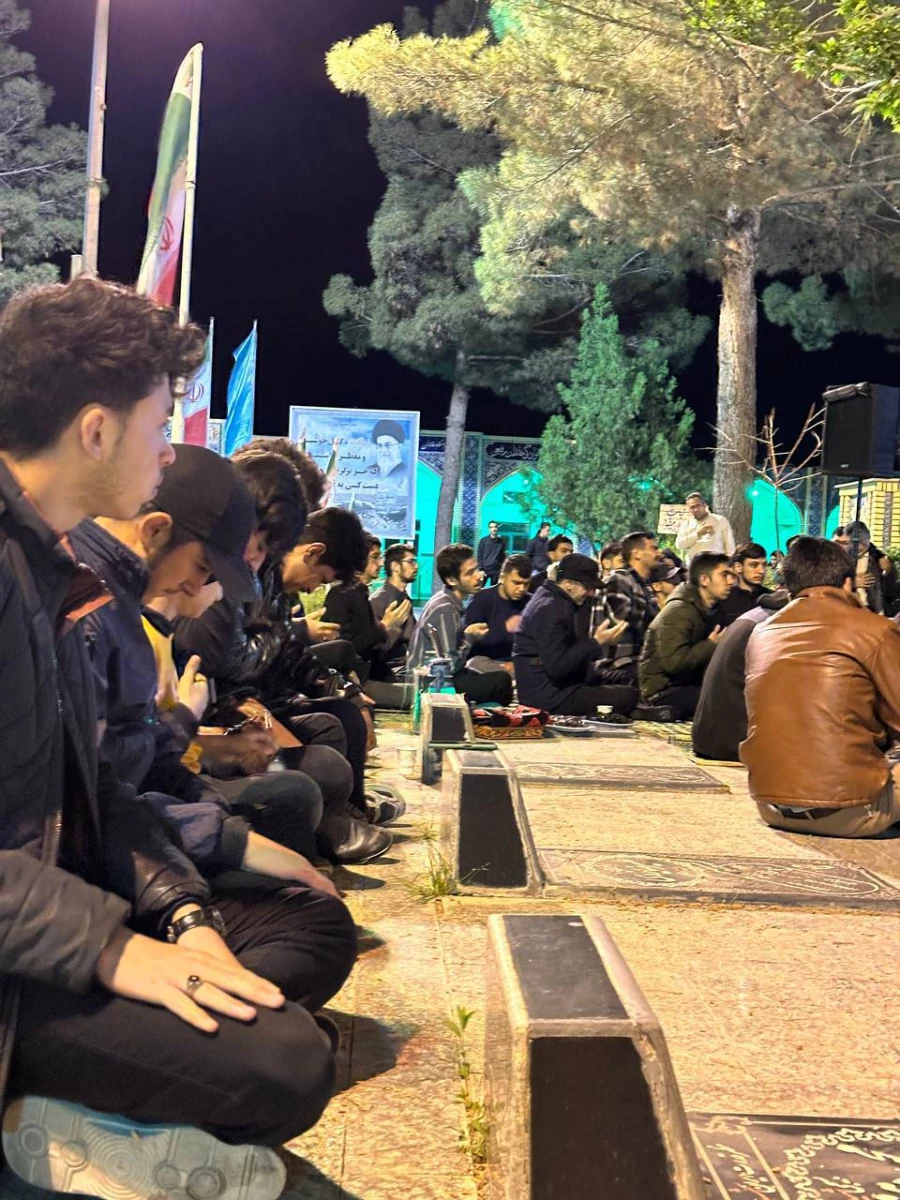 همزمان با ایام فرارسیدن شهادت حضرت امام جعفر صادق (ع) برگزار شد : 
مراسم یادمان شهید رضا شیرزاده دانشجو معلم در محل گلزار شهدای شهرستان نیشابور  6