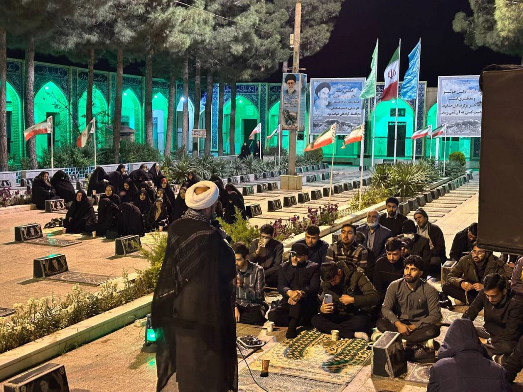 همزمان با ایام فرارسیدن شهادت حضرت امام جعفر صادق (ع) برگزار شد : 
مراسم یادمان شهید رضا شیرزاده دانشجو معلم در محل گلزار شهدای شهرستان نیشابور  8