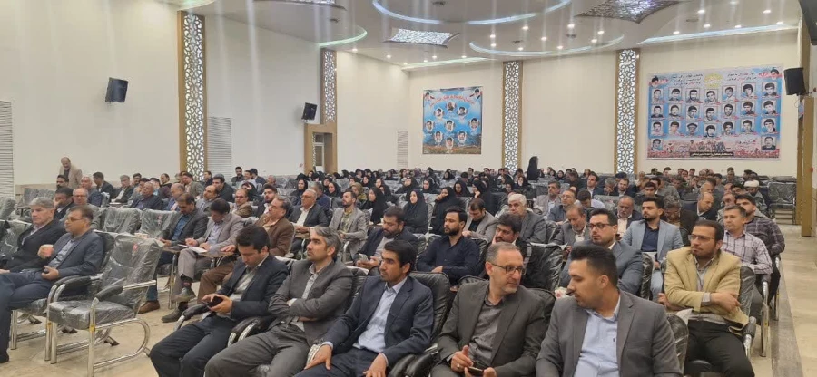 همزمان با دهه سرآمدی آموزش و فرارسیدن هفته بزرگداشت مقام معلم انجام شد : 
کارگاه توانمند سازی مدیران و معلمین مدارس مجری طرح کارورزی  4