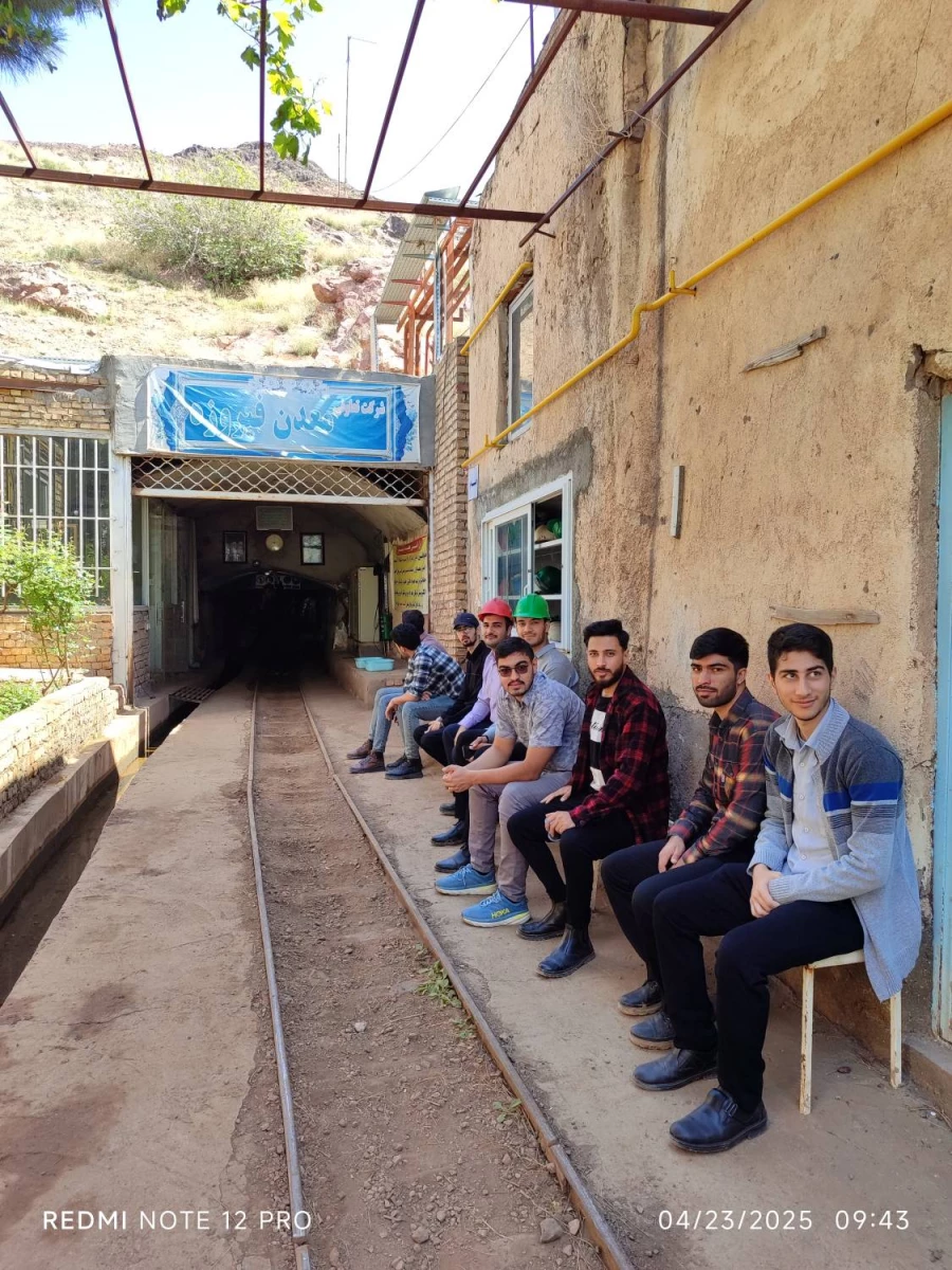 همزمان با دهه سرآمدی آموزش انجام شد : 
بازدید دانشجویان واحد دانشور از معادن فیروزه و نمک شهرستان نیشابور  3