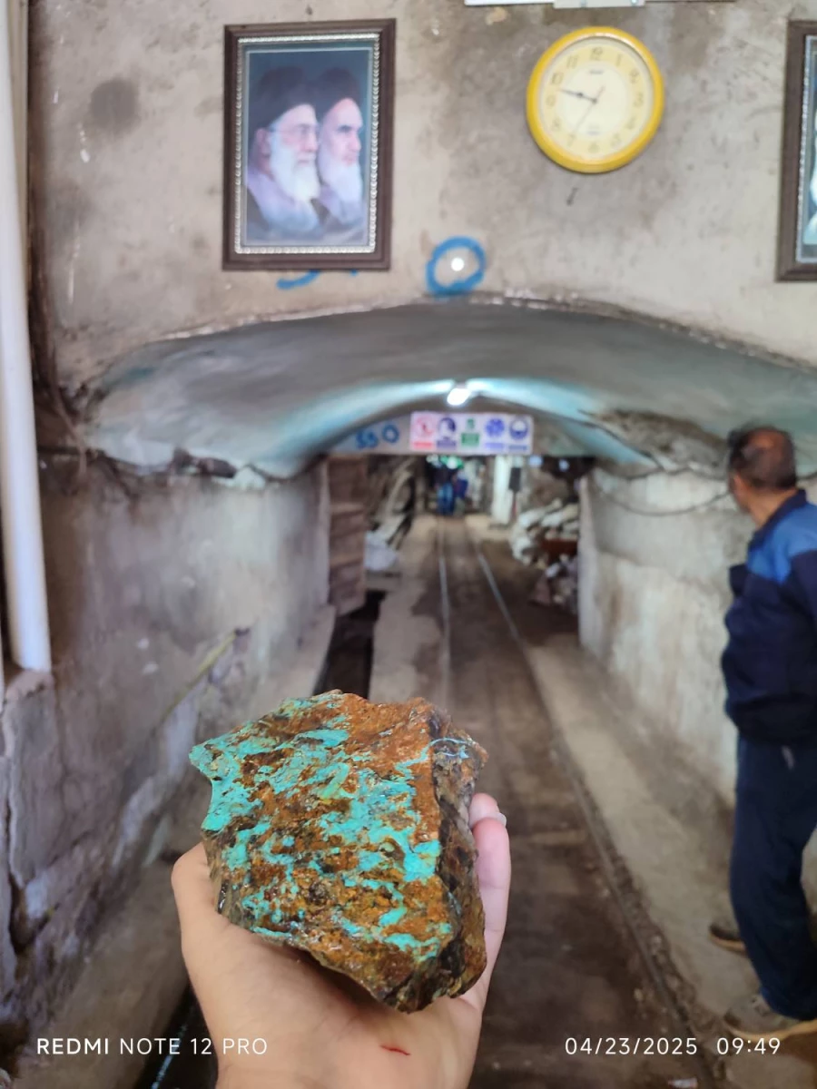 همزمان با دهه سرآمدی آموزش انجام شد : 
بازدید دانشجویان واحد دانشور از معادن فیروزه و نمک شهرستان نیشابور  6