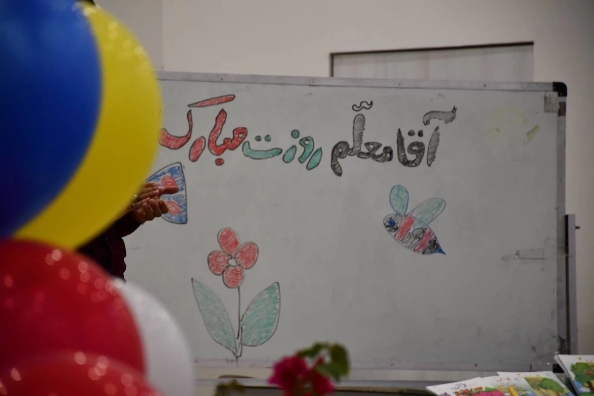 همزمان با ایام بزرگداشت مقام معلم انجام شد : 
جشن بزرگ سلام معلم  4