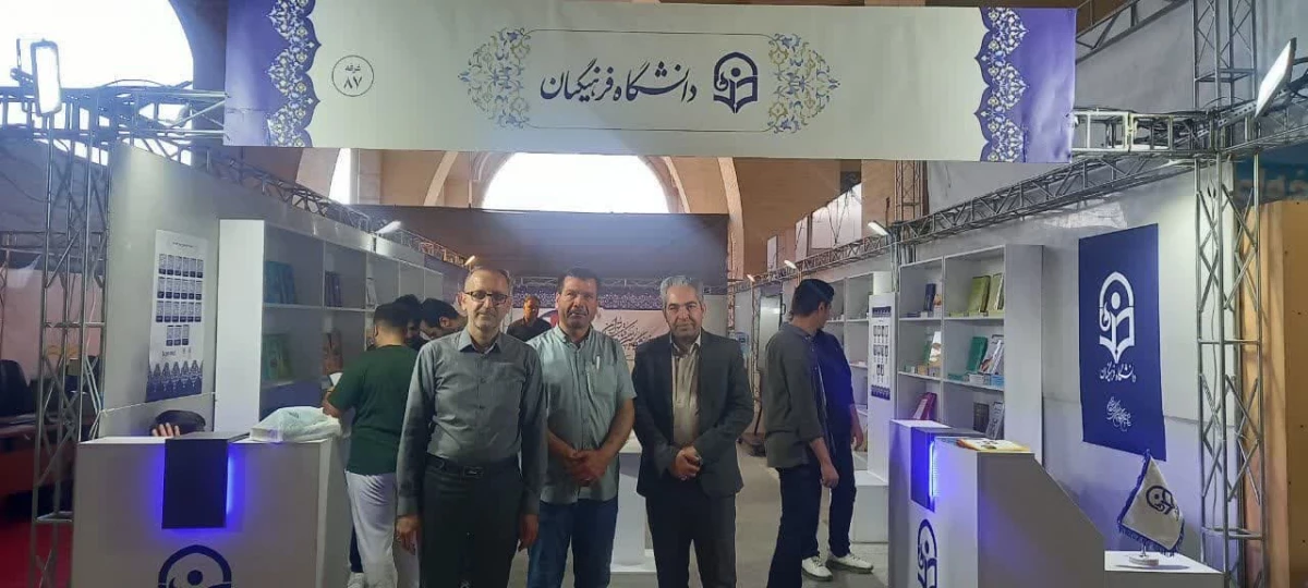 همزمان با برگزاری نمایشگاه بین المللی  کتاب برگزار شد : 
حضور دانشجویان واحد دانشور در اردوی بازدید از نمایشگاه کتاب  2