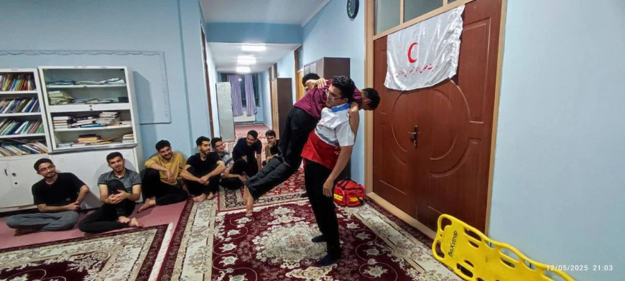 همزمان با هفته سراهای دانشجویی برگزار شد : 
دوره آموزشی کمک های اولیه و هلال احمر  5