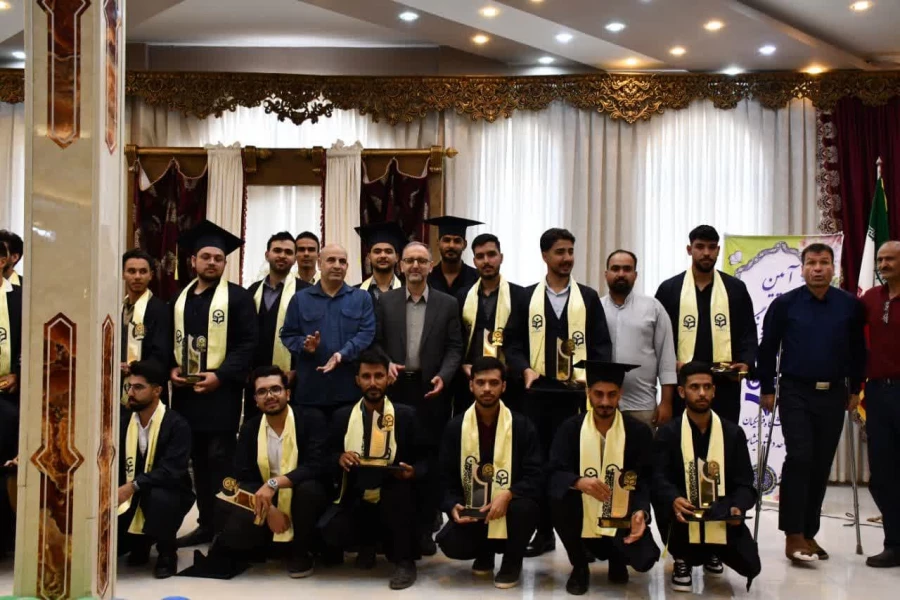 با حضور دانشجویان ورودی 1400  و کاردانی 1402 برگزار شد :
آیین دانش آموختگی دانشجویان واحد دانشور نیشابور  9