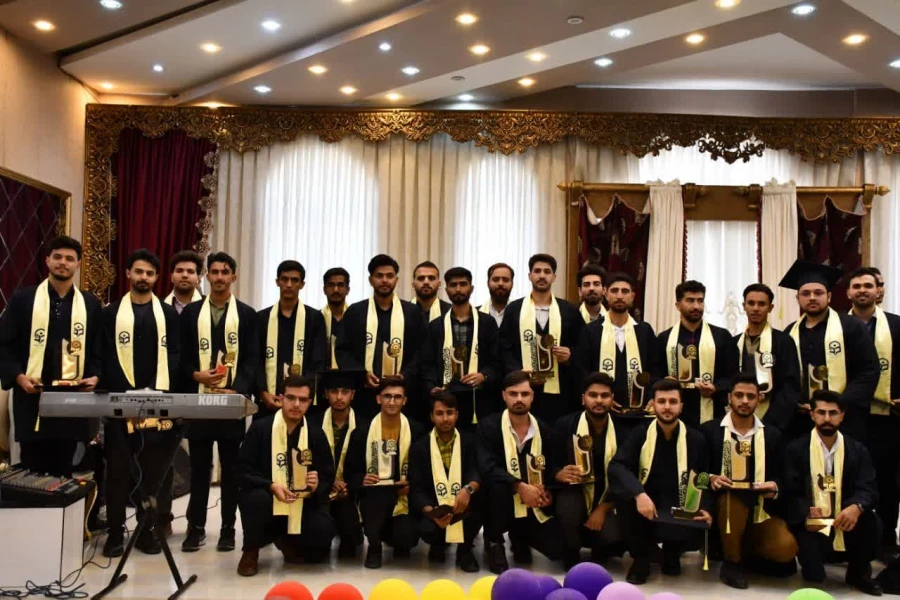 با حضور دانشجویان ورودی 1400  و کاردانی 1402 برگزار شد :
آیین دانش آموختگی دانشجویان واحد دانشور نیشابور  10