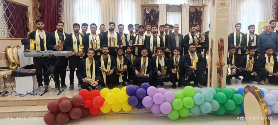 با حضور دانشجویان ورودی 1400  و کاردانی 1402 برگزار شد :
آیین دانش آموختگی دانشجویان واحد دانشور نیشابور  12