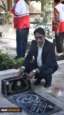 همزمان با آغاز هفته دولت انجام شد:
شروع برنامه های هفته دولت با غبار روبی مزار شهدا با حضور اسداله عربخانی،ریاست واحد دانشور .