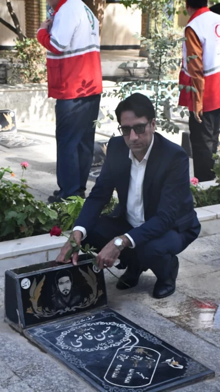 همزمان با آغاز هفته دولت انجام شد:
آغاز برنامه های هفته دولت با غبار روبی مزار شهدا با حضور اسداله عربخانی،ریاست واحد دانشور . 2