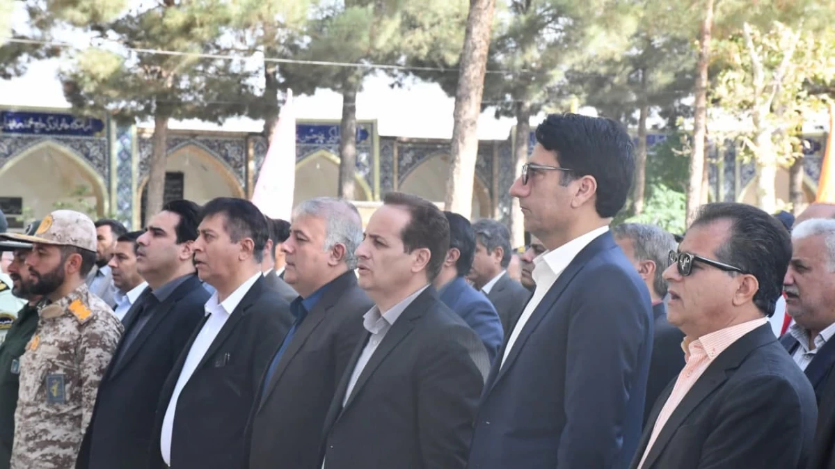 همزمان با آغاز هفته دولت انجام شد:
آغاز برنامه های هفته دولت با غبار روبی مزار شهدا با حضور اسداله عربخانی،ریاست واحد دانشور . 5