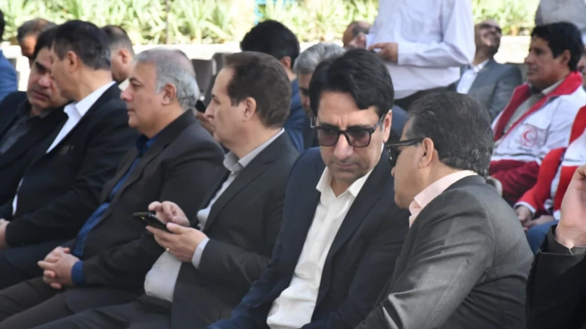 همزمان با آغاز هفته دولت انجام شد:
آغاز برنامه های هفته دولت با غبار روبی مزار شهدا با حضور اسداله عربخانی،ریاست واحد دانشور . 6