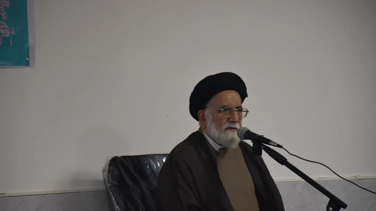 همزمان با آغاز هفته دولت انجام شد:
آغاز برنامه های هفته دولت با غبار روبی مزار شهدا با حضور اسداله عربخانی،ریاست واحد دانشور . 7