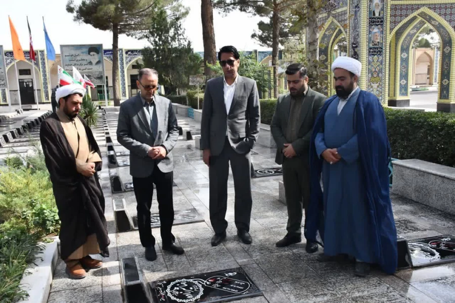 همزمان با هفته دفاع مقدس و آغاز سال تحصیلی،با حضور درگلزار شهدای شهرستان انجام شد: 3