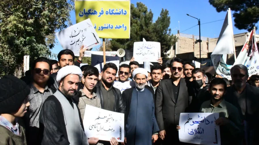 همزمان با یوم الله 13آبان انجام شد:
حضور پرشور دانشجویان ،کارکنان،اساتید واحد دانشور در راهپیمایی روز 13آبان 3