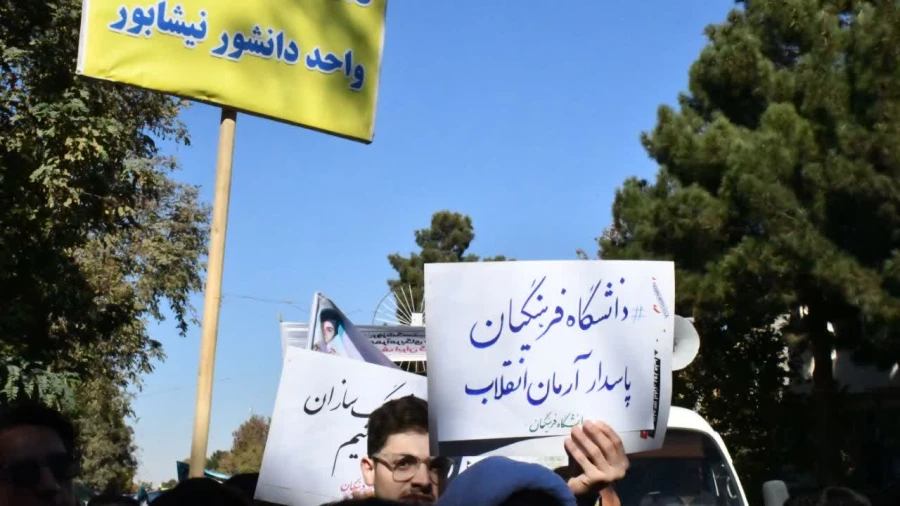 همزمان با یوم الله 13آبان انجام شد:
حضور پرشور دانشجویان ،کارکنان،اساتید واحد دانشور در راهپیمایی روز 13آبان 4